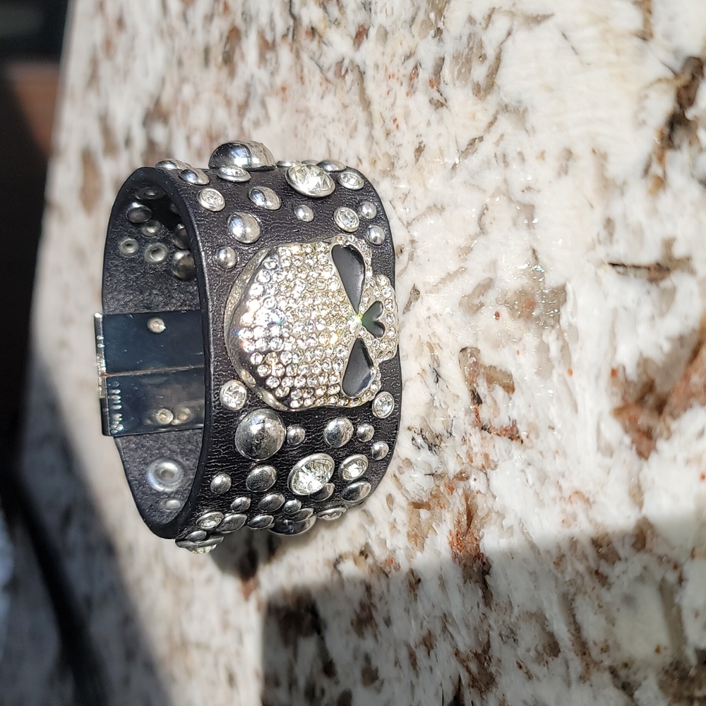 Harley Davidson Swarovski crystal skull leather bracelet